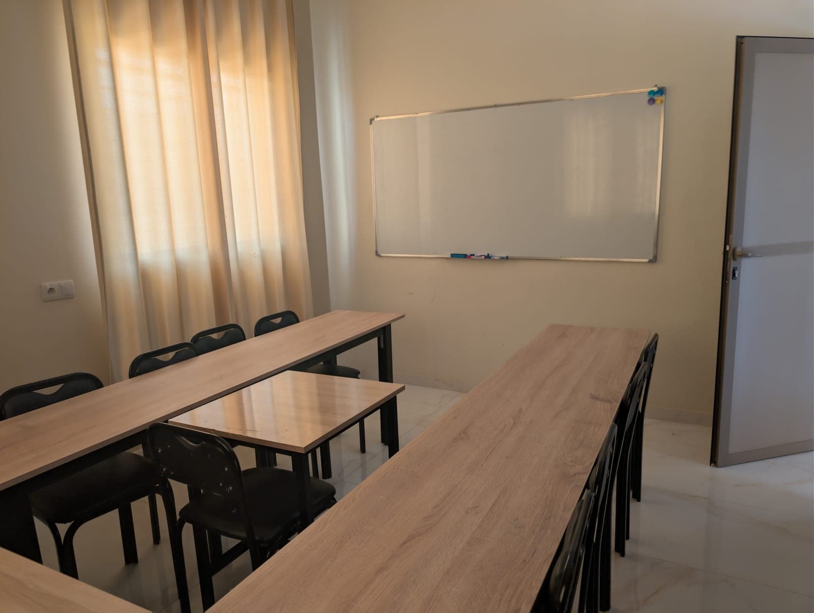 Klassenzimmer bei Dialektika mit Tischreihen und Whiteboard