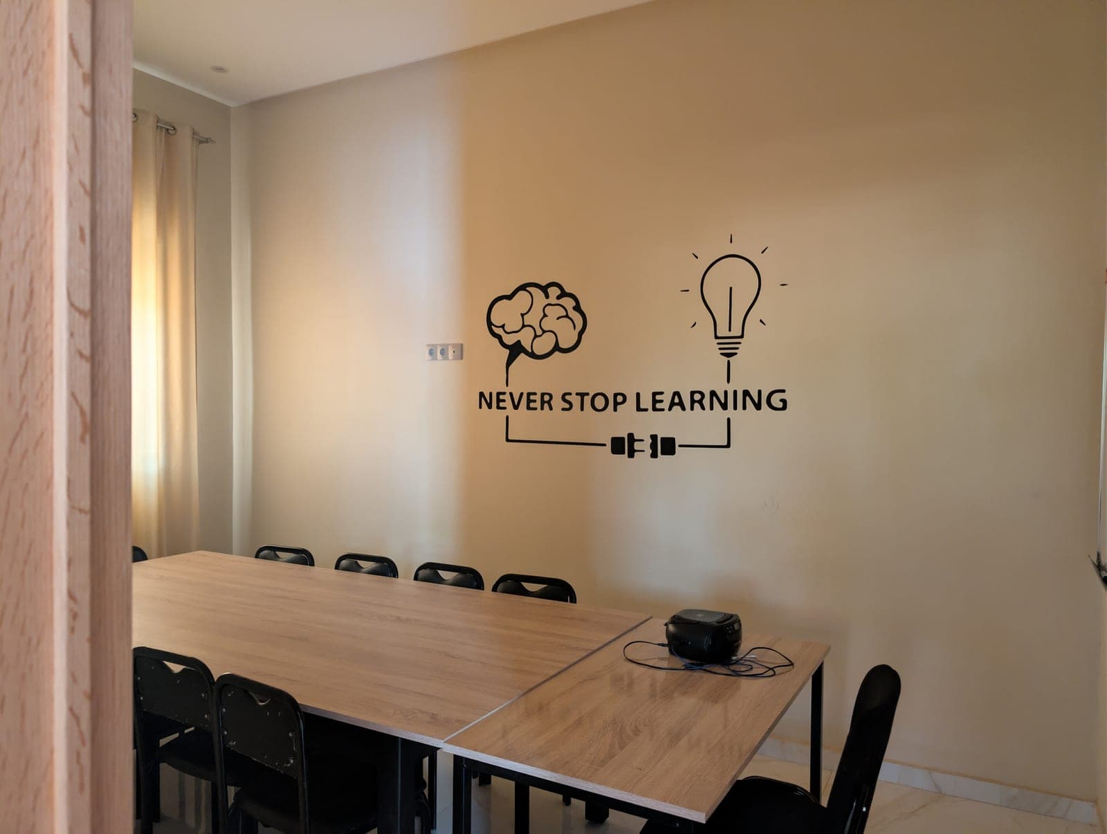 Schulungsraum bei Dialektika mit der Wandaufschrift „Never Stop Learning“